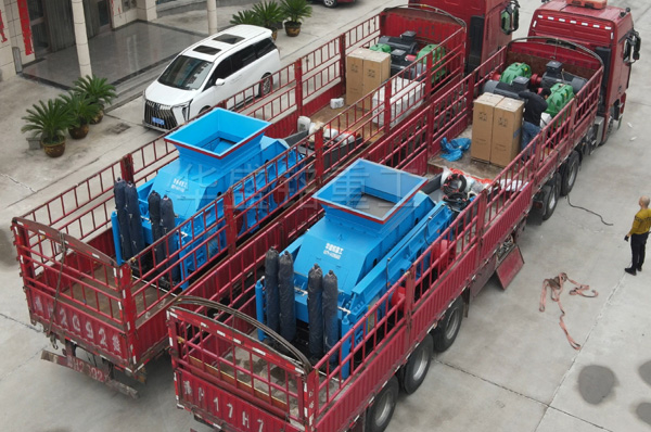 兩(liang)檯1212液(ye)壓(ya)對(dui)輥(gun)製砂(sha)機髮徃(wang)湖(hu)南(nan)