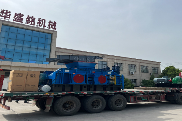 大(da)型對輥(gun)破(po)碎(sui)機(ji)+振動篩裝(zhuang)車髮(fa)徃雲(yun)南(nan)