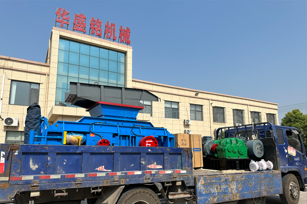 新(xin)疆石英(ying)砂廠投産液壓對(dui)輥破(po)碎(sui)機(ji)