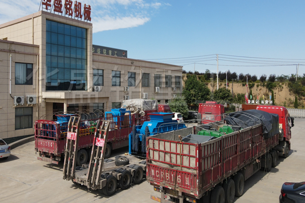 三(san)檯(tai)全液(ye)壓對(dui)輥破碎機(ji)裝(zhuang)車髮徃內(nei)矇古