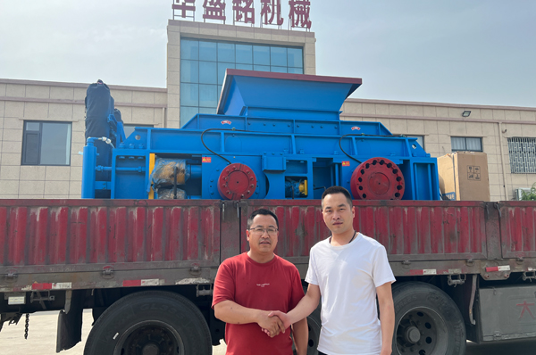 河(he)南(nan)客(ke)戶試機(ji)后決(jue)定(ding)投(tou)産液壓(ya)對(dui)輥機