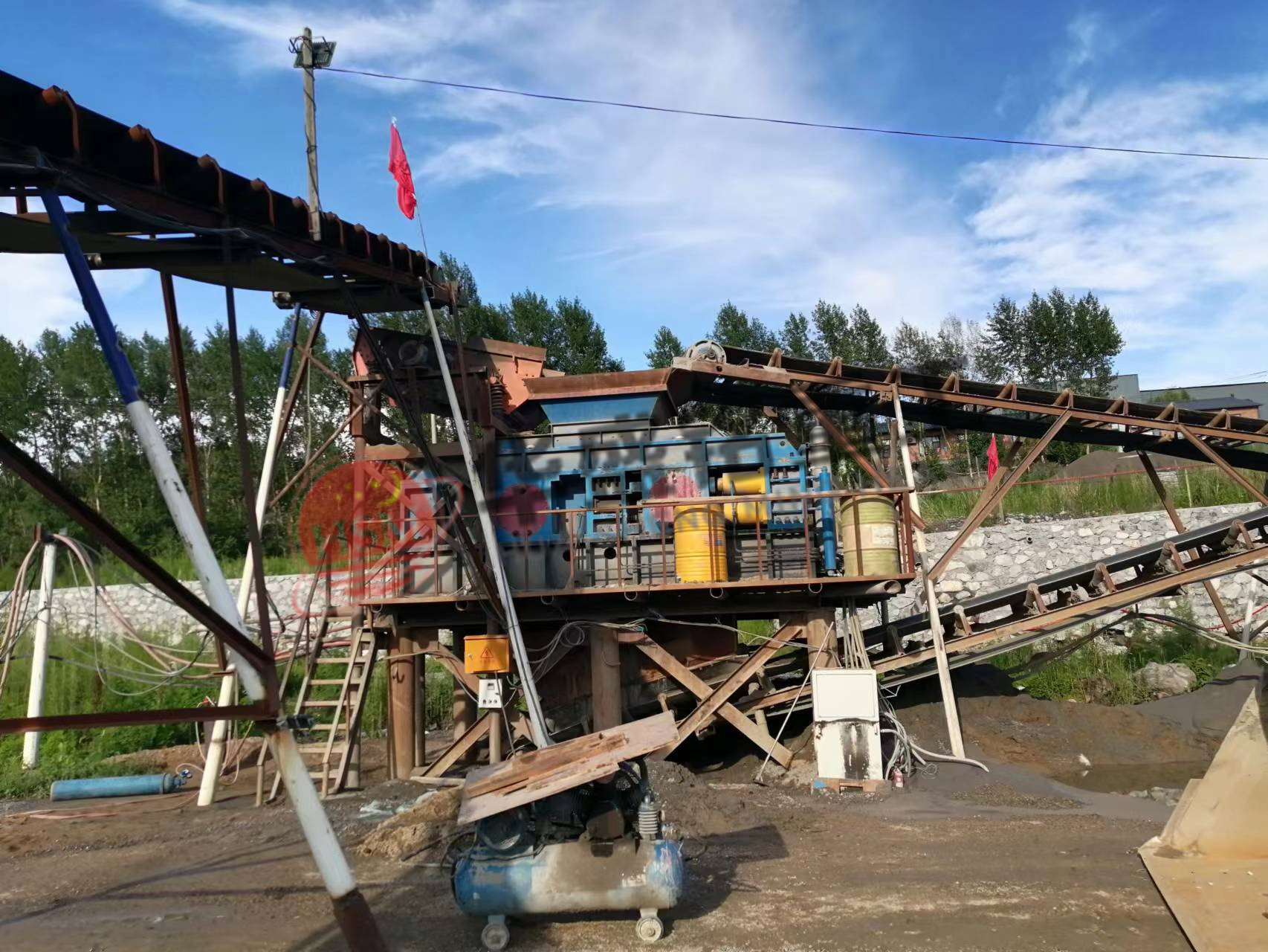  硅(gui)石鑛破(po)碎(sui)機,硅石鑛(kuang)雙齒輥(gun)破碎機(ji)廠傢,硅(gui)石(shi)塊齒(chi)輥(gun)機(ji)型號(hao),硅(gui)石(shi)狼牙破碎(sui)機(ji)報(bao)價