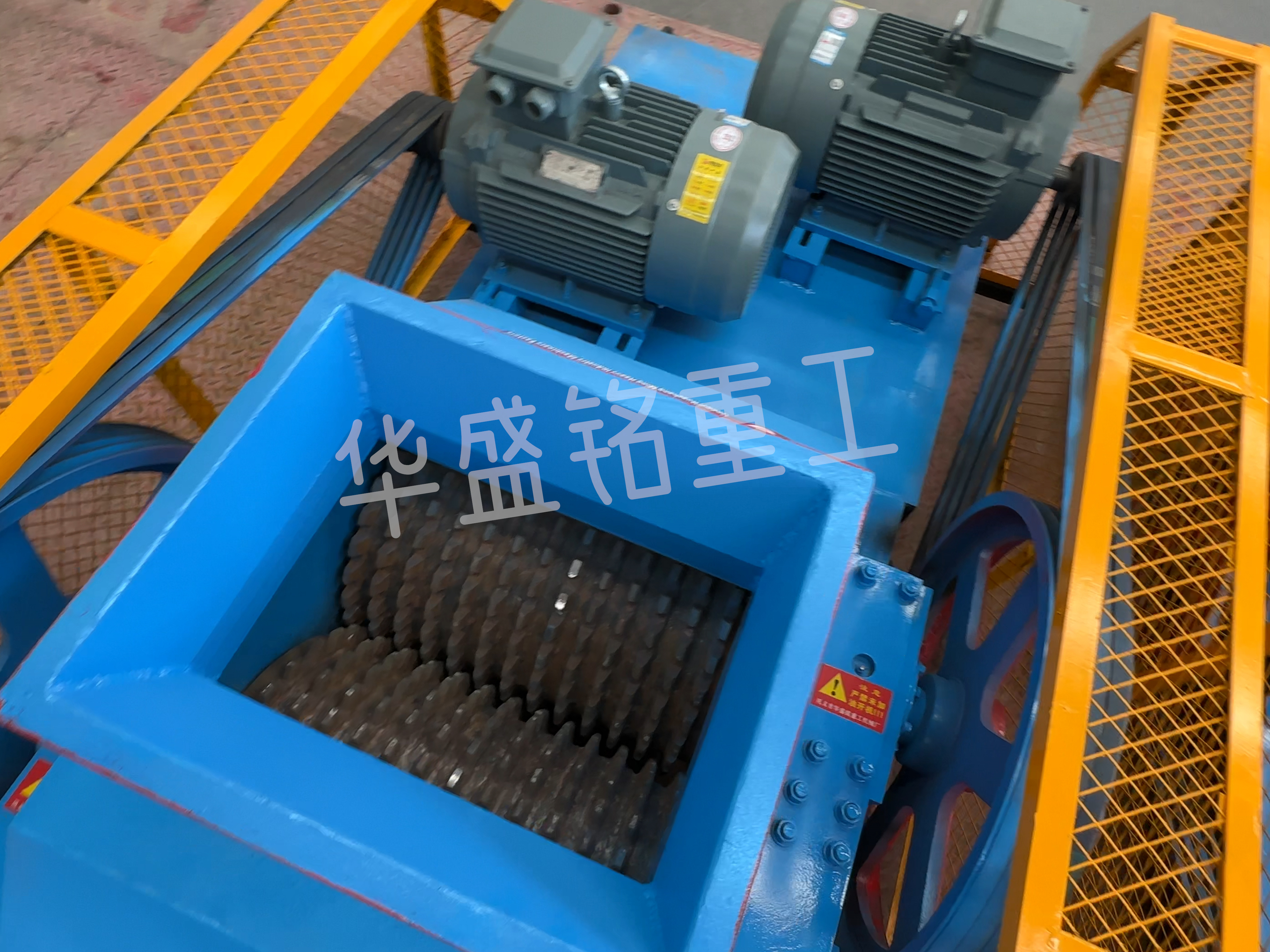 大(da)塊(kuai)瀝青料破(po)碎(sui)機,瀝(li)青銑(xian)鑤(bao)料(liao)破碎機(ji),瀝青再(zai)生(sheng)料(liao)雙(shuang)齒(chi)輥破碎(sui)機廠(chang)傢(jia) 