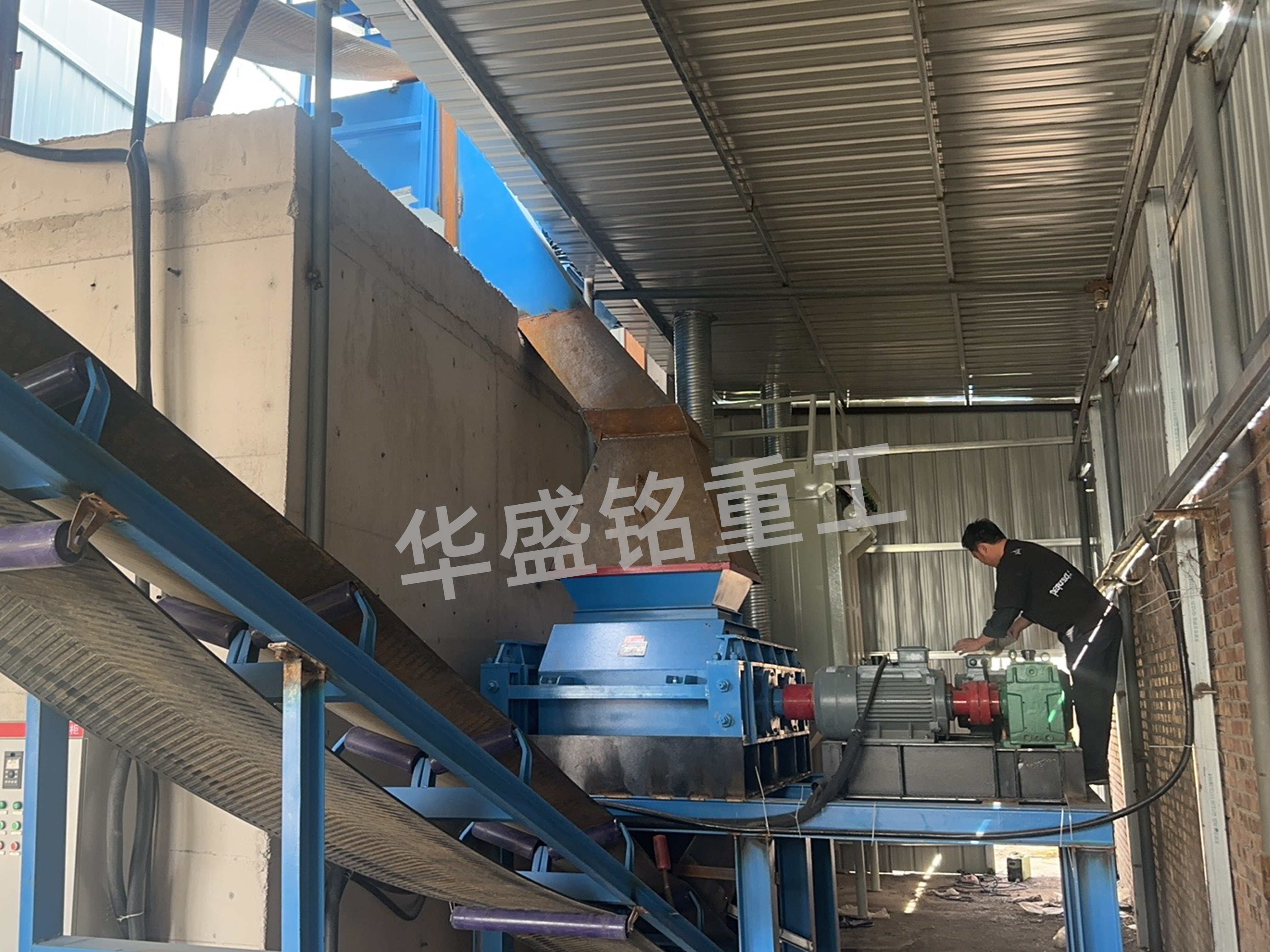瀝(li)青(qing)混(hun)郃料(liao)再生(sheng)設備(bei),瀝青舊(jiu)料(liao)破(po)碎篩(shai)分機(ji),瀝(li)青迴收(shou)料破(po)碎篩分設(she)備