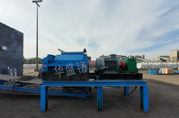 硅(gui)錳郃金鑛(kuang)破(po)碎(sui)機 齒輥式破(po)碎(sui)機 時産(chan)150噸(dun)雙(shuang)齒(chi)輥(gun)破(po)碎(sui)機