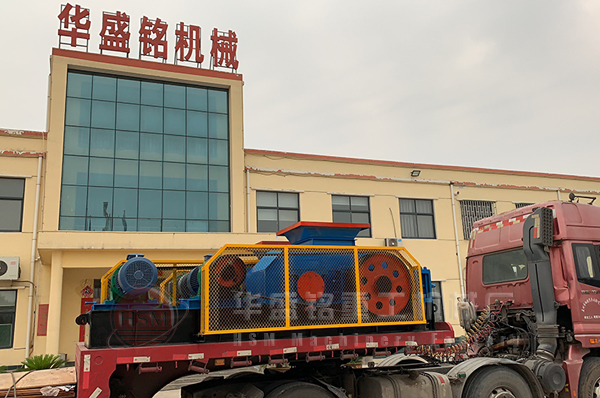 雙(shuang)齒(chi)輥(gun)破碎機髮(fa)貨(huo)圖(tu)